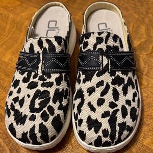 (S-5)Hey Dudes Slip-on Black and Tan Cheetah
Size 7